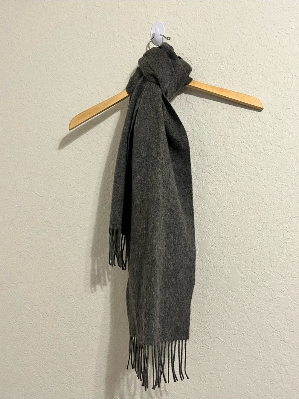 Amicale 100% Merino Wool Charcoal Gray Fringe Scarf Quiet Luxury Unisex Natural - Picture 5 of 5